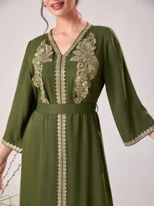 Al Najma 花卉刺繡V領繫腰帶連衣裙 - 軍綠色 - 查看 6