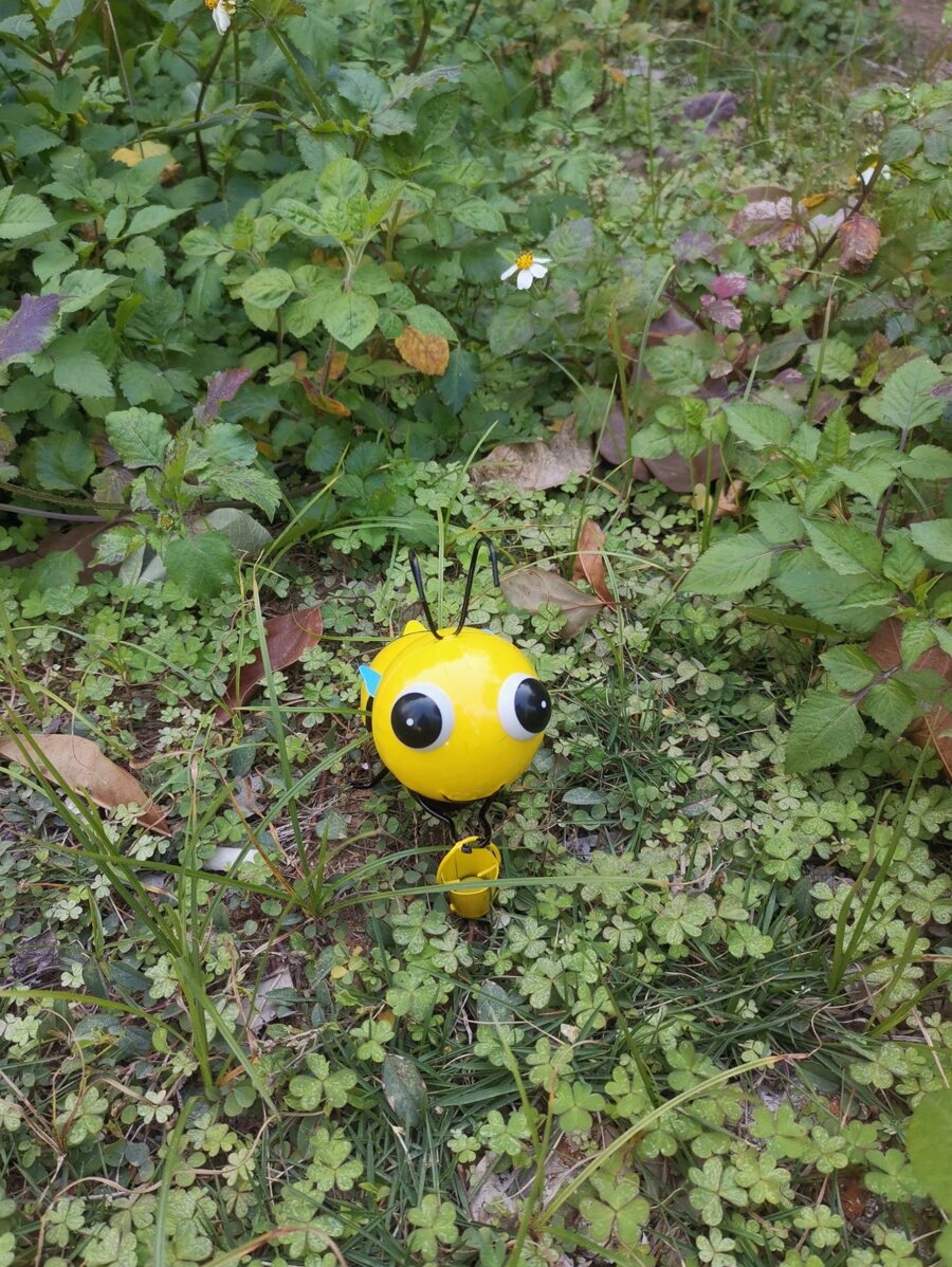 1入組鐵製花園雕像可愛蜜蜂設計花園裝飾品