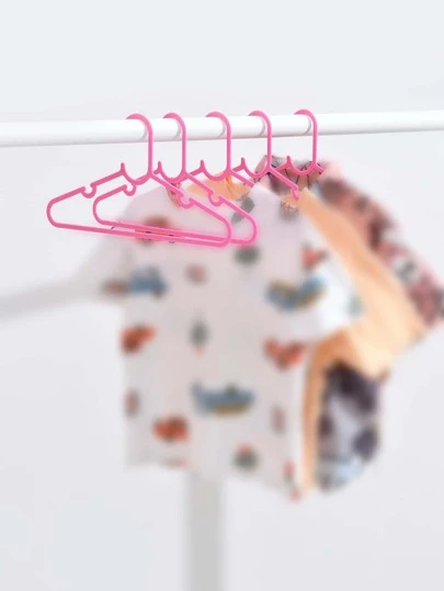 4件纯黑色衣物，成人内衣，女士文胸，简易衣架，不适合悬挂厚重衣物