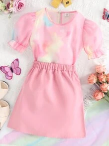 女孩紮染泡泡袖T恤和裙子