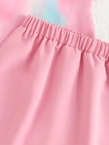 女孩紮染泡泡袖T恤和裙子