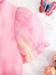 女孩紮染泡泡袖T恤和裙子