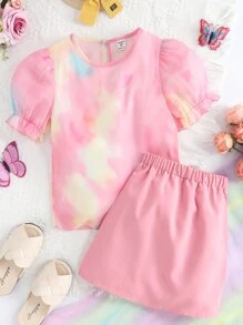 女孩紮染泡泡袖T恤和裙子