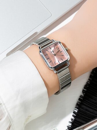 方形指针石英表作为返校学生的礼物