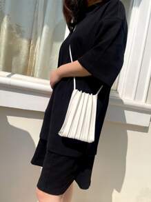 Monedero de móvil minimalista con diseño fruncido blanco