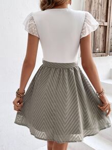 SHEIN Frenchy Vestido con cinturón de malla en contraste ribete con fruncido de cuello con abertura de ojo - Multicolor - Ver 2