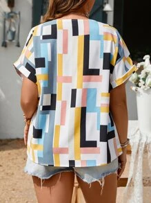 SHEIN LUNE 大碼幾何印花蕾絲拼接蝙蝠袖襯衫 - 彩色 - 查看 2