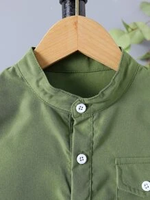 小男童翻蓋口袋下擺開叉上衣和褲子