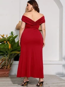 Vestido de hombros descubiertos fruncido de muslo con abertura