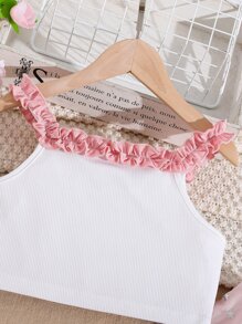 女孩褶邊吊帶上衣和星星網紗覆蓋荷葉邊短褲