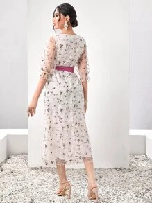 Modelyn 花卉刺繡圖案網紗覆蓋繫腰帶連衣裙 - 白色 - 查看 3