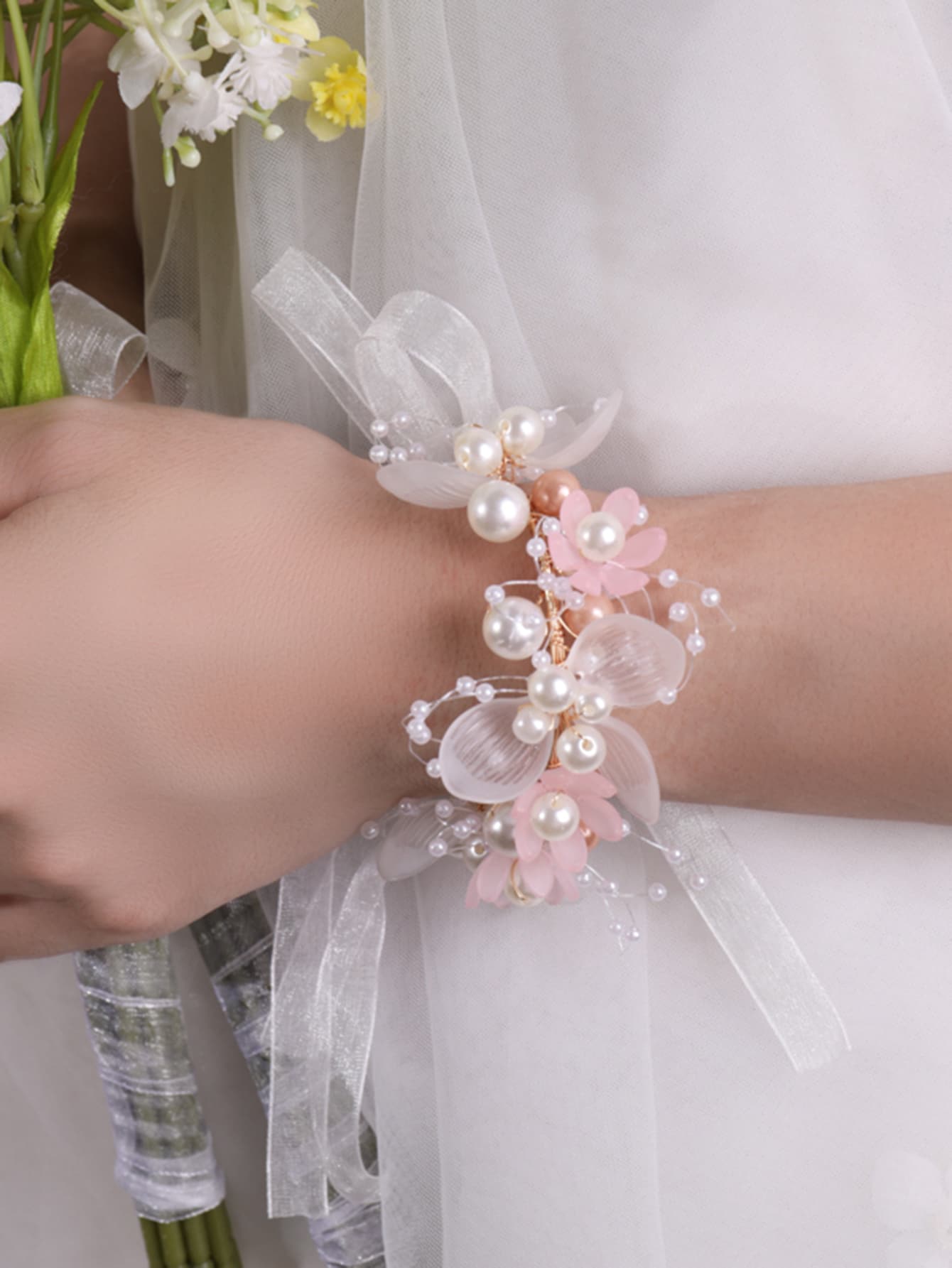 1 件手工制作的粉色花朵腕花，配浪漫紫色花朵、粉色仿珍珠和绿色森林配饰，适合伴娘情人节的婚礼装饰 - 粉色 - 查看 1