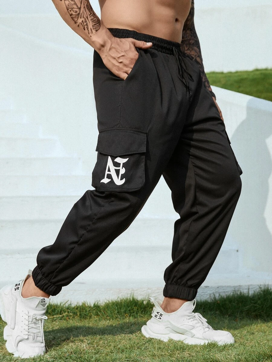 Manfinity Men Letter Graphic Flap Pocket Side Drawstring Waist Cargo Trousers - Black - View 1