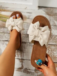 Sandales à enfiler avec nœud papillon pour femmes, sandales de plage casual avec sangle, mules à nœud papillon antidérapantes abricot pour porter à l'extérieur - Beige - Voir 1