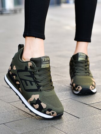 秋冬女士运动坡跟运动鞋，迷彩图案字母贴片装饰系带运动鞋
