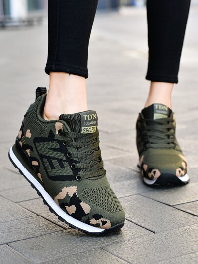 Herbst/Winter Sportliche Keilsneaker für Damen, Camouflage Muster Buchstaben Patch Dekor Schnürsneaker