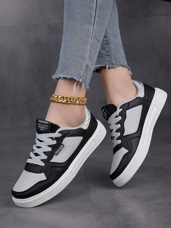 運動板鞋適用於女士撞色字母貼飾針腳細節繫帶運動鞋