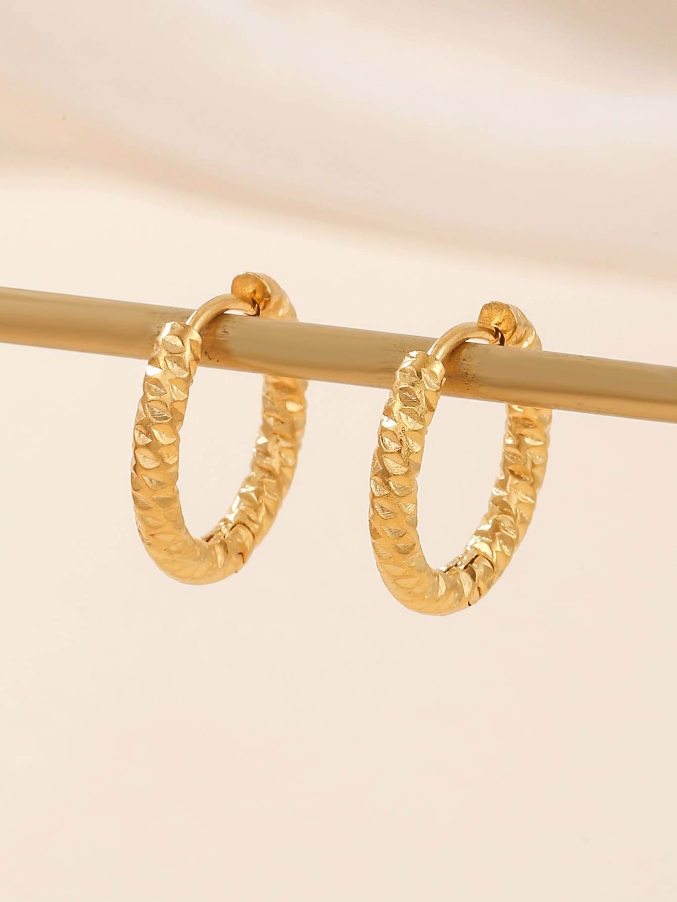 Textured Vòng khuyên tai Thép không gỉ Vàng Vàng - Vàng - Xem 1