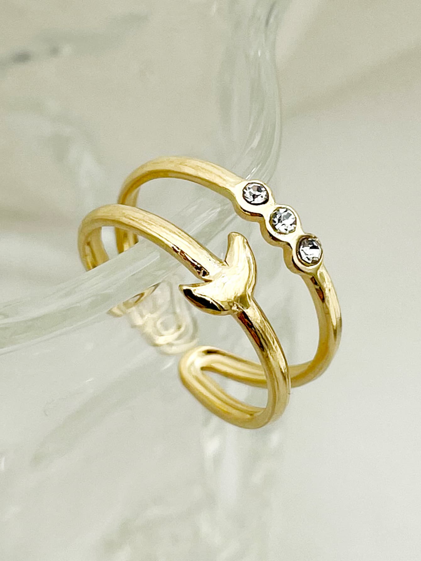 Anillo abierto con diseño de mariposa