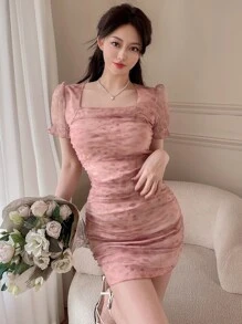 DAZY Đầm ôm body cổ vuông in họa tiết toàn thân lưới nhún bèo - Bụi hồng - Xem 4