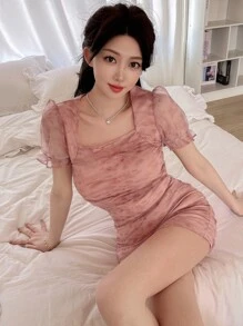 DAZY Đầm ôm body cổ vuông in họa tiết toàn thân lưới nhún bèo - Bụi hồng - Xem 5