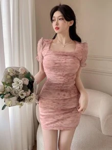 DAZY Đầm ôm body cổ vuông in họa tiết toàn thân lưới nhún bèo - Bụi hồng - Xem 7