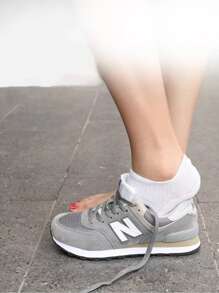 1雙透氣矽膠腳跟保護器和適用於休閒鞋