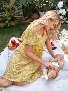 SHEIN V 领短袖彼得潘领前拉链花卉印花孕妇哺乳连衣裙