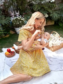 SHEIN V 领短袖彼得潘领前拉链花卉印花孕妇哺乳连衣裙