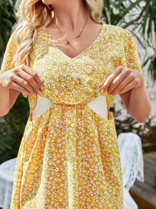 SHEIN V 领短袖彼得潘领前拉链花卉印花孕妇哺乳连衣裙