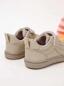 1 雙男童時尚百搭繫帶舒適平底運動鞋