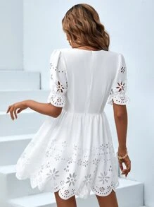 SHEIN VCAY 鏤空貝殼邊深V領泡泡袖連衣裙 - 白色 - 查看 2