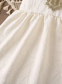 SHEIN 小女童拼接水溶蕾絲荷葉邊連衣裙 - 米色 - 查看 4