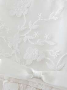 嬰兒女孩花卉刺繡蝴蝶結前綁帶蕾絲派對禮服，不含帽子 - 白色 - 查看 4