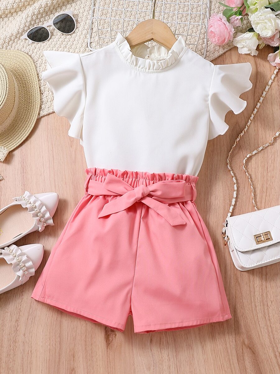 女孩褶邊蝴蝶袖上衣和紙袋腰短褲