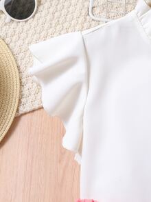 女孩褶邊蝴蝶袖上衣和紙袋腰短褲