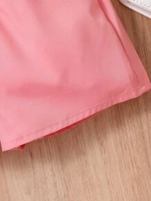 女孩褶邊蝴蝶袖上衣和紙袋腰短褲