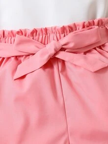 女孩褶邊蝴蝶袖上衣和紙袋腰短褲