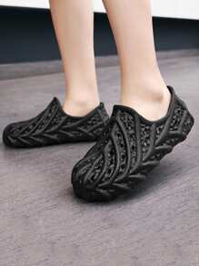 Men Hollow Out Clogs, EVA Minimalist Vented Clogs Black - Black - View 2