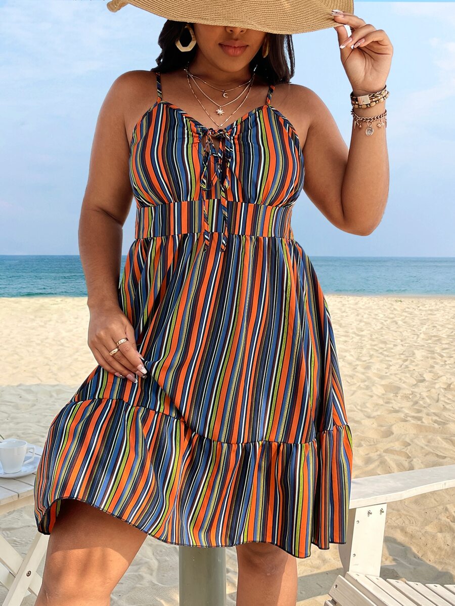 SHEIN Holidaya Vestido de tirantes con estampado de rayas con cordón delantero bajo con fruncido - Multicolor - Ver 1