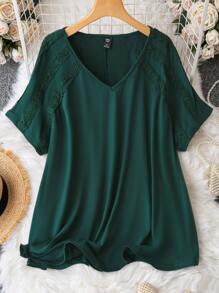 SHEIN LUNE Camiseta con manga murciélago y encaje en contraste Plus - Verde Oscuro - Ver 1