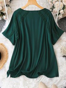 SHEIN LUNE Camiseta con manga murciélago y encaje en contraste Plus - Verde Oscuro - Ver 2