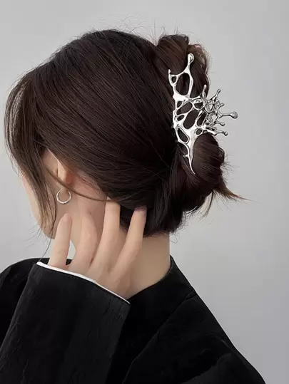 1pc Women Hollow Out Asymmetric Design Fashionable Hair Claw For Hair Decoration Street Skull Skeleton Claw Clips Hair Clips Hair Jaw Clip Hair Clamps Hair Clutch Hair Catcher Clip, School Stuff, College Fall Winter Hair Accessories For Women For Vacation Outfits Woman