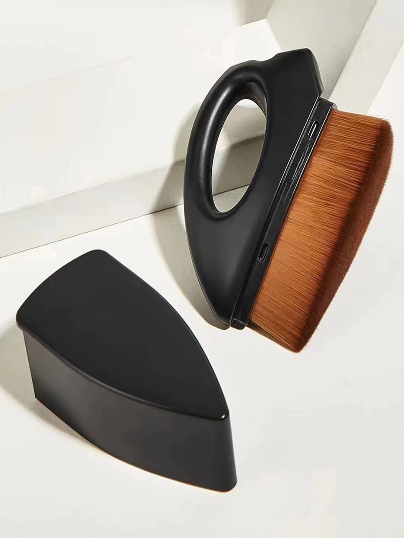 1支粉底刷，适用于晕染液体、膏状或粉状化妆品，可用于化妆、家居装饰、梳妆台、旅行、卧室等场合，是化妆配件的理想之选。这款粉底刷是送礼佳品，尤其适合作为圣诞礼物。 - 黑色 - 查看 1