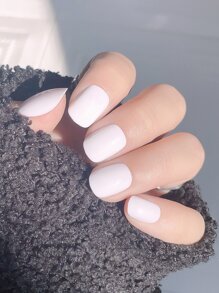 用24片白色纯色短方形假指甲、1张胶带和1个指甲锉，瞬间提升你的造型。 - 白色 - 查看 1