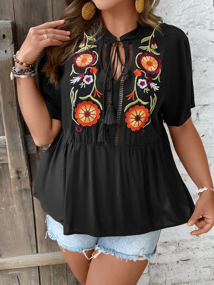 SHEIN LUNE 大碼花卉刺繡繫帶領荷葉邊下擺襯衫 - 黑色 - 查看 1