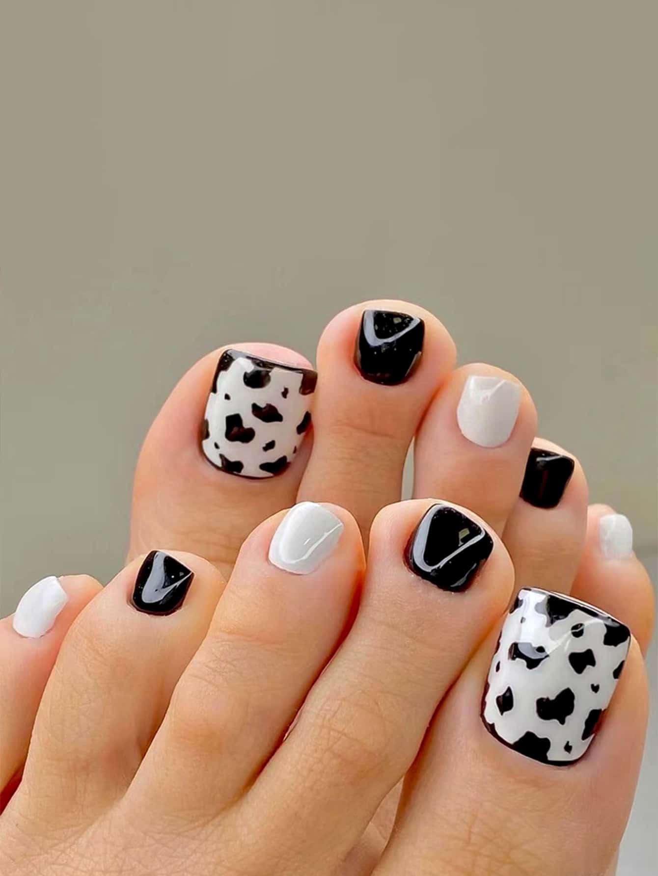 立即升級您造型，24入組短方形黑白牛奶圖案牛圖案假腳趾甲和1張膠帶和1入組指甲銼適合女士和女孩 - 彩色 - 查看 1