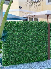 人造草牆植物，50*50cm，2層高密度米蘭草，園藝裝飾，仿真紋理的綠色植物牆，適合派對、學校、宿舍、辦公室裝飾、戶外派對、節日、生日派對裝飾、家庭裝飾、入口、飯店、餐廳、客廳、臥室、婚禮、宴會、廚房和花園裝飾、春夏裝飾、全季節裝飾、綠色低碳裝飾。