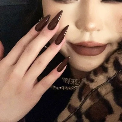 24 piezas Uñas postizas de estilo francés con tacón alto en color café oscuro sólido, para cubrir toda la uña. Renueva tus uñas con un aspecto de arte de uñas suave, adecuado para uso diario en invierno