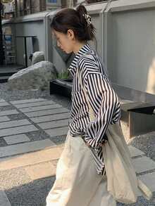 竖条纹落肩宽松衬衫，休闲春季款 - 黑與白 - 查看 5